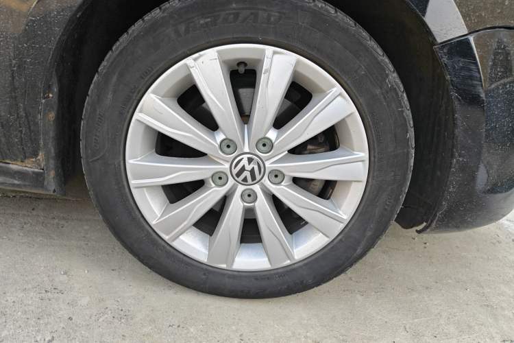 Used Volkswagen Sagitar 2014 1.6L Automatic Comfort Model Right Front Wheel Hub