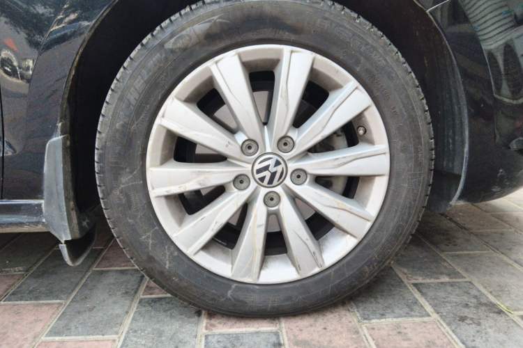 Used Volkswagen Sagitar 2014 1.4TSI Automatic Luxury Model Right Front Wheel Hub