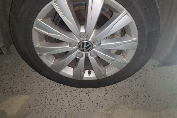 Used Volkswagen Sagitar 2014 Revised Version 1.4TSI Automatic Luxury Edition Right Front Wheel Hub