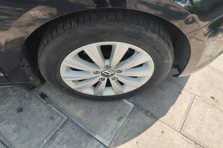 Used Volkswagen Sagitar 2014 1.6L Manual Comfort Model Right Front Wheel Hub