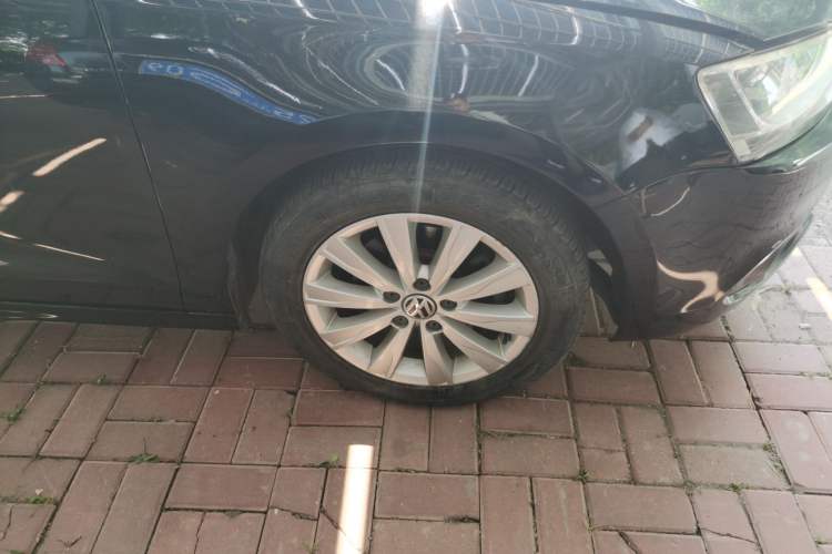 Used Volkswagen Sagitar 2014 1.6L Manual Comfort Model Right Front Wheel Hub