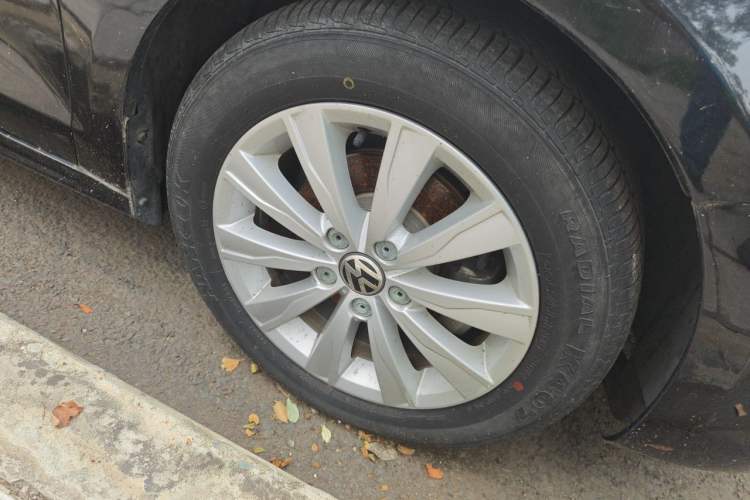 Used Volkswagen Sagitar 2014 1.6L Automatic Comfort Model Right Front Wheel Hub