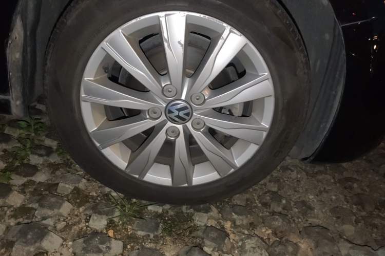 Used Volkswagen Sagitar 2014 Revised Version 1.6L Automatic Comfort Edition Right Front Wheel Hub