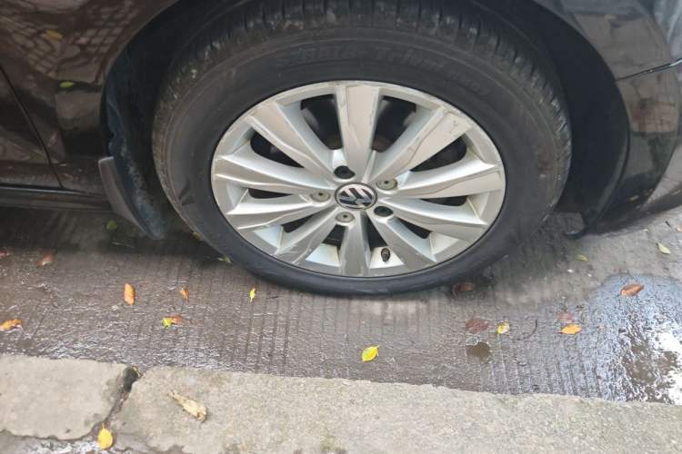 Used Volkswagen Sagitar 2014 Revised Version 1.4TSI Automatic Luxury Edition Right Front Wheel Hub