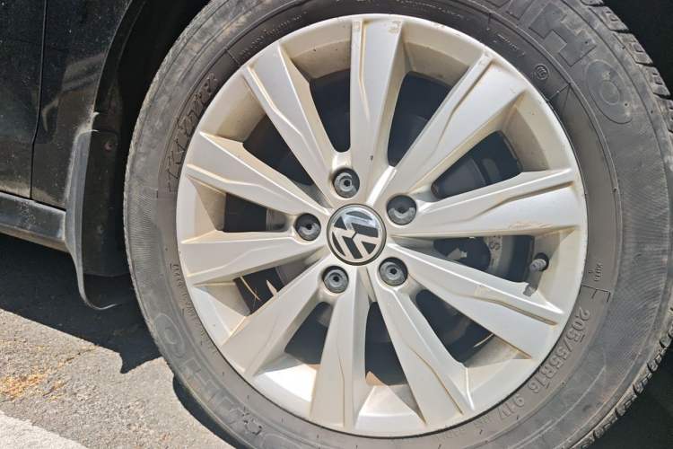 Used Volkswagen Sagitar 2014 Revised Version 1.6L Automatic Comfort Edition Right Front Wheel Hub