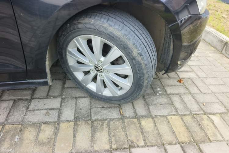 Used Volkswagen Sagitar 2014 1.4TSI Manual Luxury Model Right Front Wheel Hub