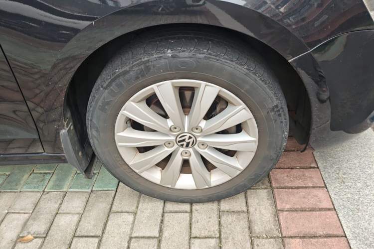 Used Volkswagen Sagitar 2014 Revised Version 1.4TSI Automatic Luxury Edition Right Front Wheel Hub