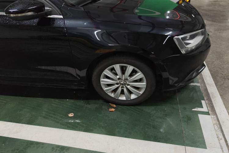 Used Volkswagen Sagitar 2014 1.6L Manual Comfort Model Right Front Wheel Hub