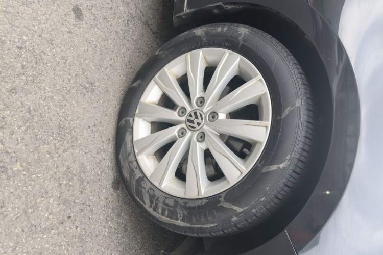Used Volkswagen Sagitar 2014 1.6L Automatic Comfort Model Right Front Wheel Hub