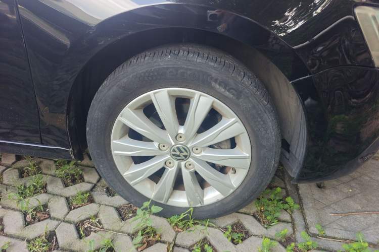 Used Volkswagen Sagitar 2014 Revised Version 1.6L Automatic Comfort Edition Right Front Wheel Hub