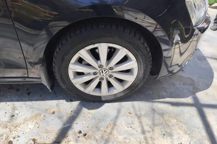 Used Volkswagen Sagitar 2014 1.4TSI Automatic Luxury Model Right Front Wheel Hub