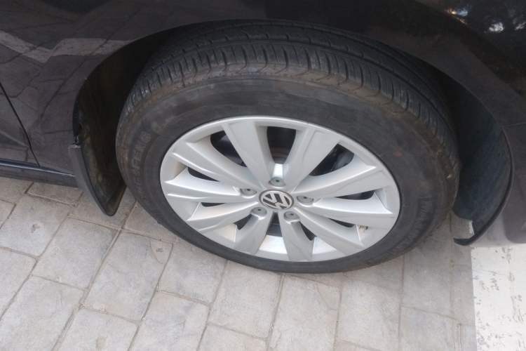 Used Volkswagen Sagitar 2014 Revised Version 1.4TSI Automatic Luxury Edition Right Front Wheel Hub
