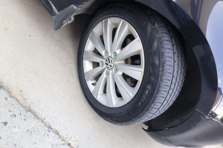 Used Volkswagen Sagitar 2014 1.6L Manual Comfort Model Right Front Wheel Hub
