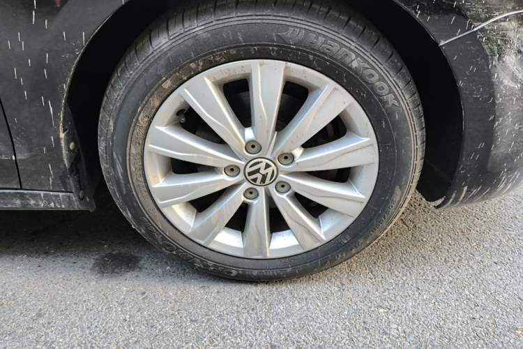 Used Volkswagen Sagitar 2014 Revised Version 1.6L Manual Comfort Edition Right Front Wheel Hub