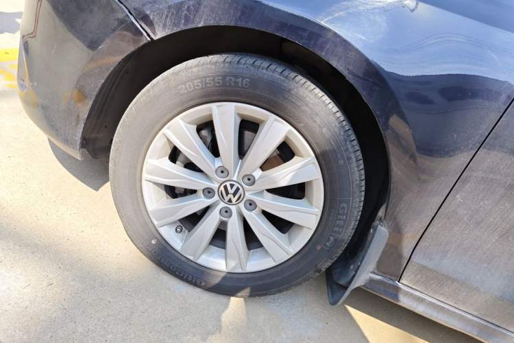 Used Volkswagen Sagitar 2014 Revised Version 1.4TSI Manual Luxury Edition Right Front Wheel Hub