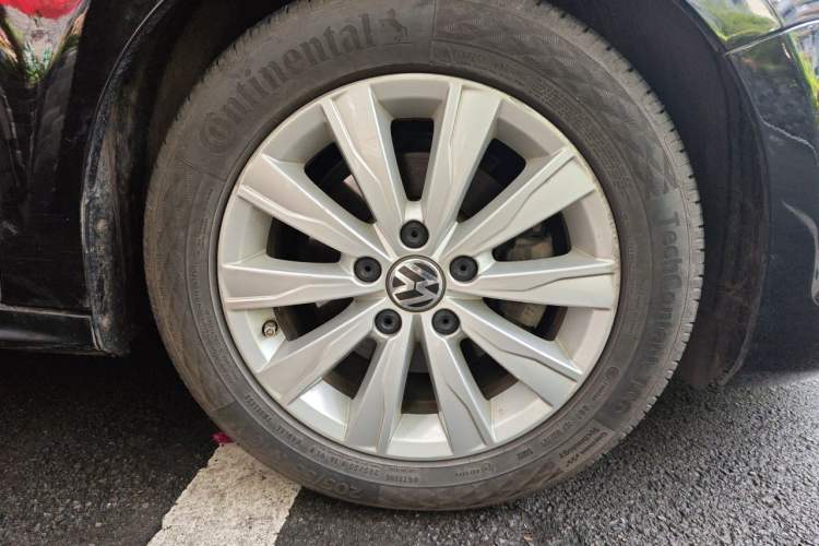 Used Volkswagen Sagitar 2014 Revised Version 1.6L Manual Comfort Edition Right Front Wheel Hub