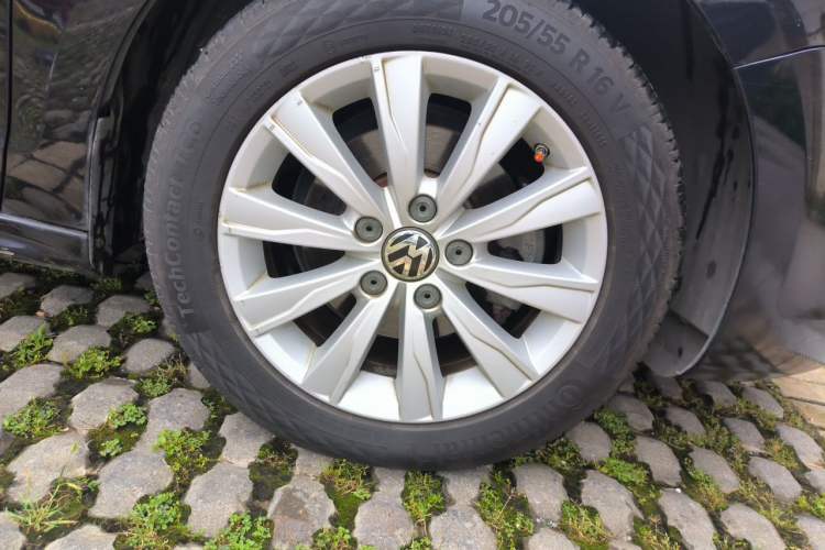 Used Volkswagen Sagitar 2014 1.6L Automatic Comfort Model Right Front Wheel Hub