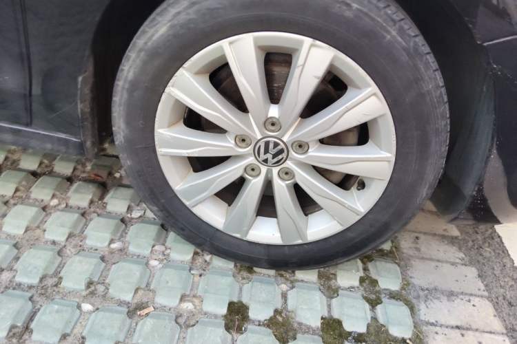 Used Volkswagen Sagitar 2014 1.4TSI Automatic Luxury Model Right Front Wheel Hub