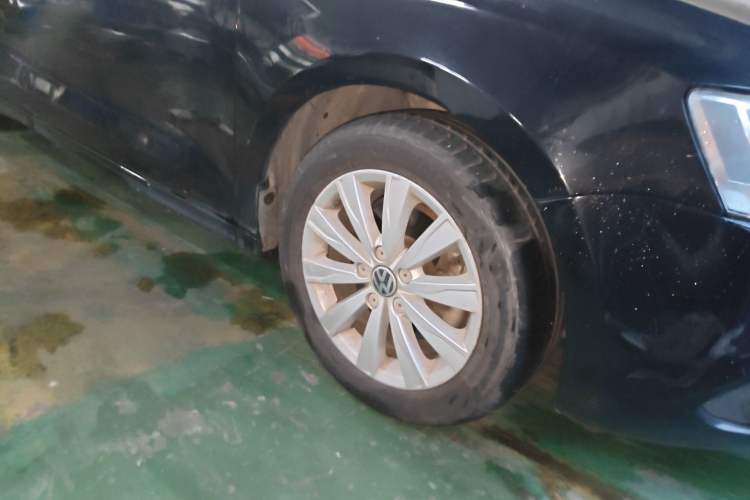 Used Volkswagen Sagitar 2014 Revised Version 1.4TSI Automatic Luxury Edition Right Front Wheel Hub
