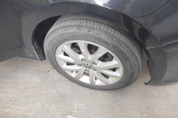 Used Volkswagen Sagitar 2014 1.6L Automatic Comfort Model Right Front Wheel Hub
