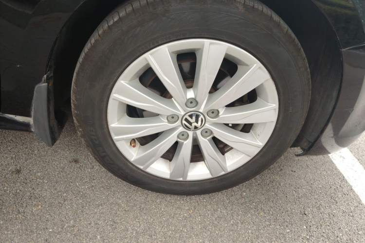 Used Volkswagen Sagitar 2014 Revised Version 1.6L Manual Comfort Edition Right Front Wheel Hub
