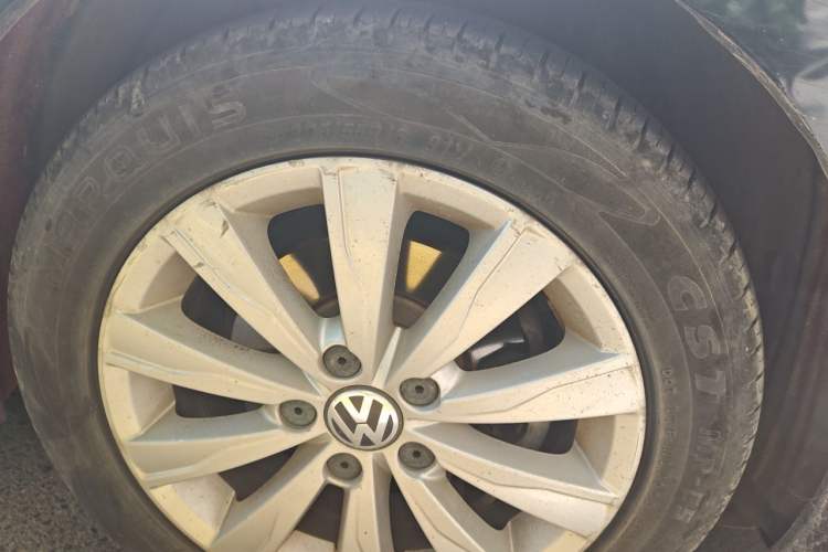 Used Volkswagen Sagitar 2014 1.6L Automatic Comfort Model Right Front Wheel Hub