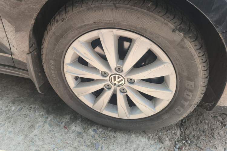 Used Volkswagen Sagitar 2014 1.4TSI Automatic Luxury Model Right Front Wheel Hub