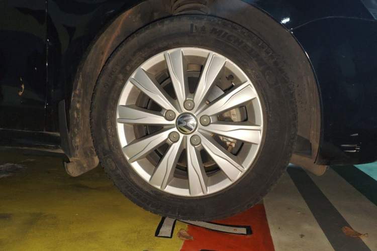 Used Volkswagen Sagitar 2014 Revised Version 1.6L Automatic Comfort Edition Right Front Wheel Hub