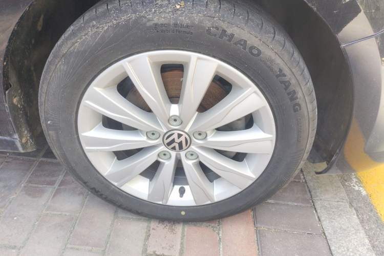 Used Volkswagen Sagitar 2014 Revised Version 1.4TSI Automatic Luxury Edition Right Front Wheel Hub