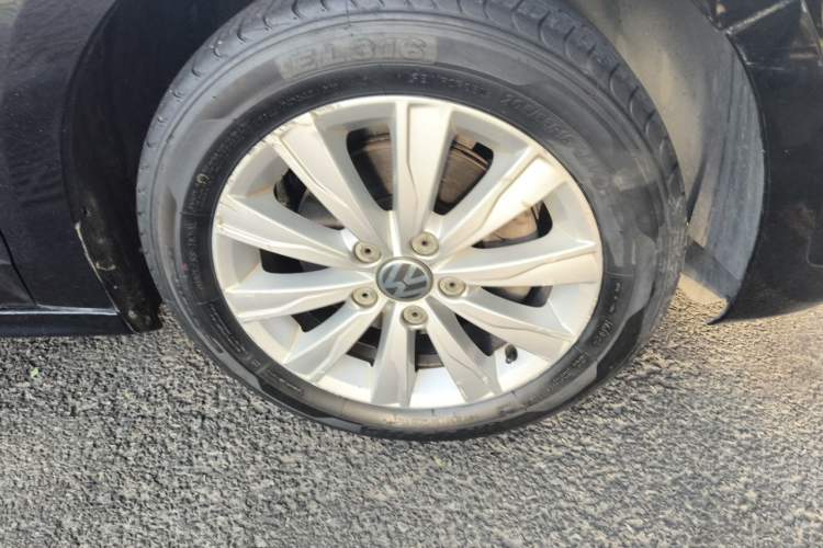 Used Volkswagen Sagitar 2014 1.4TSI Automatic Luxury Model Right Front Wheel Hub