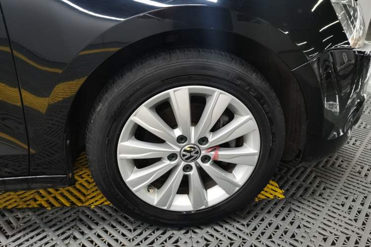 Used Volkswagen Sagitar 2014 1.4TSI Automatic Luxury Model Right Front Wheel Hub