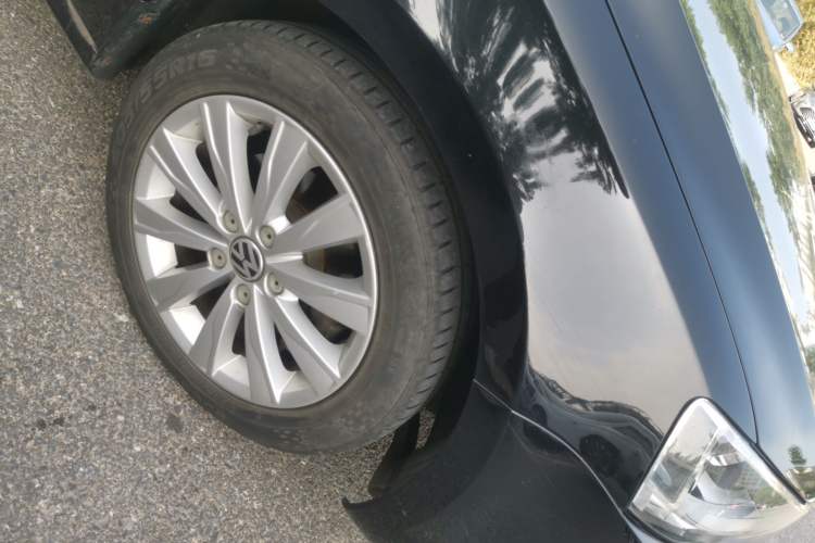 Used Volkswagen Sagitar 2014 1.6L Manual Comfort Model Right Front Wheel Hub