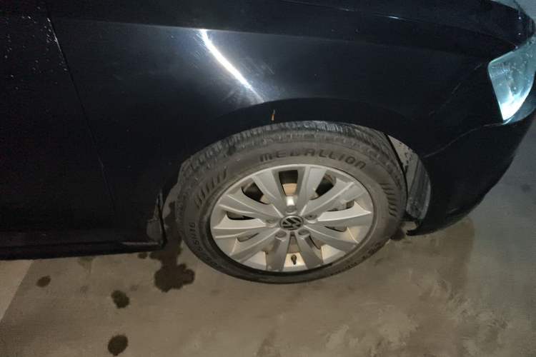 Used Volkswagen Sagitar 2014 1.6L Manual Comfort Model Right Front Wheel Hub