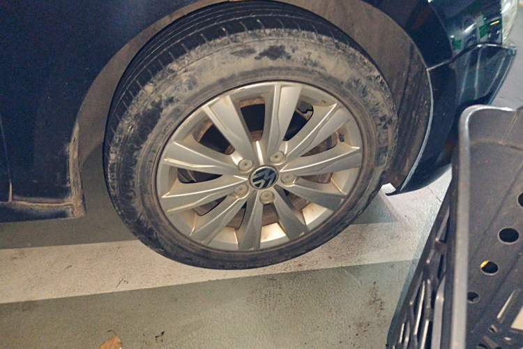 Used Volkswagen Sagitar 2014 Revised Version 1.4TSI Automatic Luxury Edition Right Front Wheel Hub