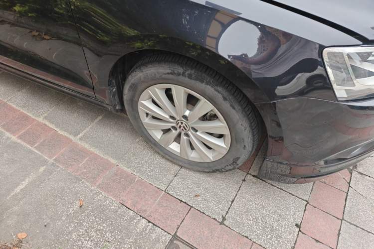 Used Volkswagen Sagitar 2014 1.4TSI Automatic Luxury Model Right Front Wheel Hub