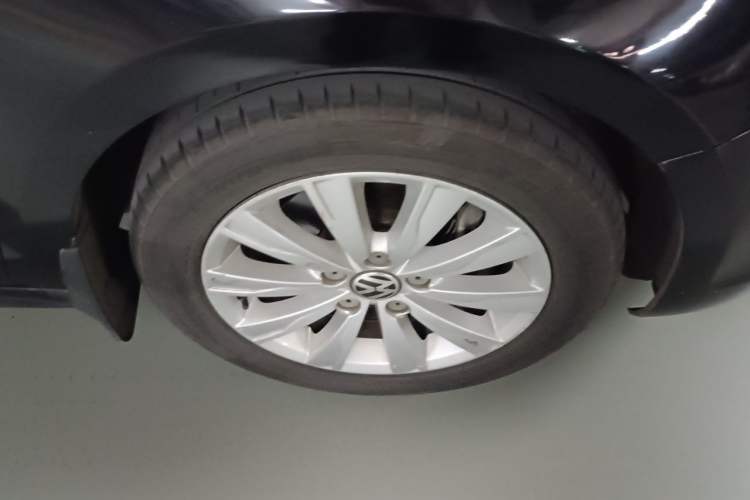 Used Volkswagen Sagitar 2014 1.4TSI Automatic Luxury Model Right Front Wheel Hub