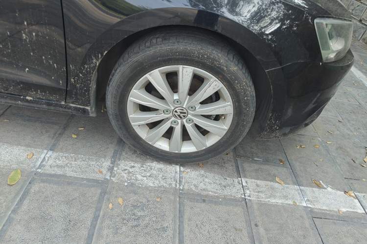 Used Volkswagen Sagitar 2014 1.6L Manual Comfort Model Right Front Wheel Hub