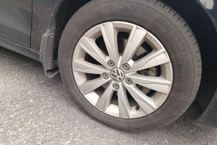 Used Volkswagen Sagitar 2014 1.4TSI Automatic Luxury Model Right Front Wheel Hub