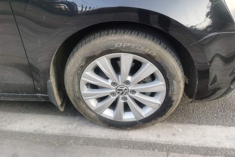 Used Volkswagen Sagitar 2014 Revised Version 1.4TSI Manual Luxury Edition Right Front Wheel Hub