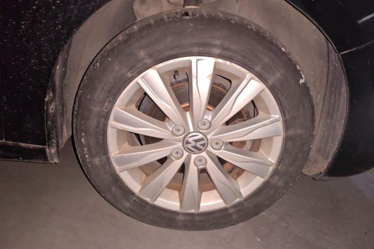 Used Volkswagen Sagitar 2014 Revised Version 1.6L Automatic Comfort Edition Right Front Wheel Hub