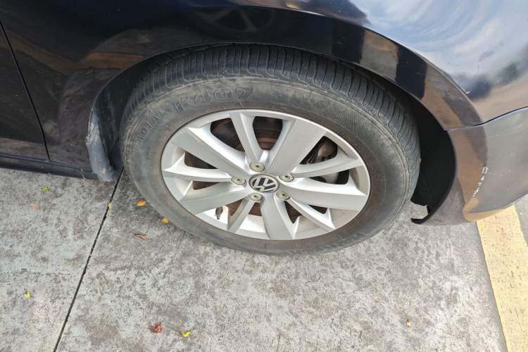 Used Volkswagen Sagitar 2014 1.4TSI Automatic Fashion Edition Right Front Wheel Hub