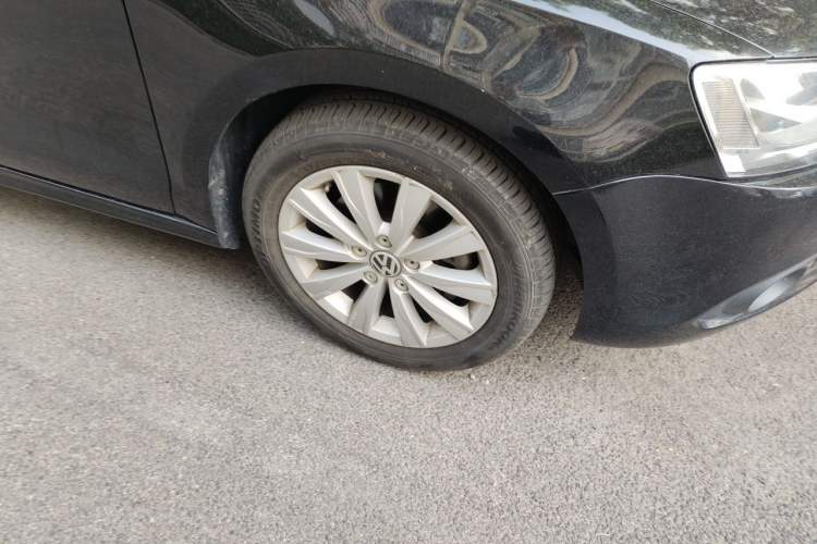 Used Volkswagen Sagitar 2014 Revised Version 1.4TSI Automatic Luxury Edition Right Front Wheel Hub