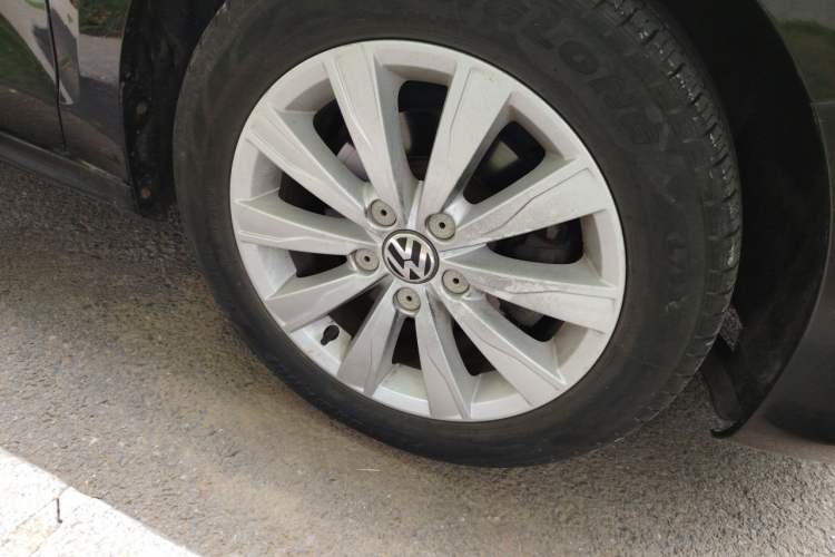 Used Volkswagen Sagitar 2014 1.6L Manual Comfort Model Right Front Wheel Hub
