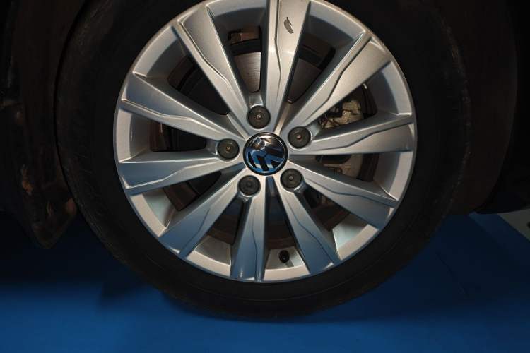 Used Volkswagen Sagitar 2014 Revised Version 1.4TSI Manual Luxury Edition Right Front Wheel Hub