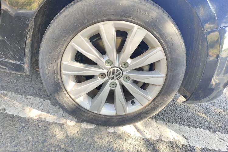 Used Volkswagen Sagitar 2014 1.4TSI Automatic Luxury Model Right Front Wheel Hub