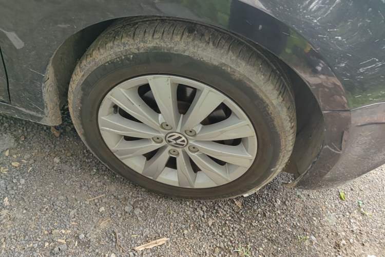 Used Volkswagen Sagitar 2014 1.6L Manual Comfort Model Right Front Wheel Hub