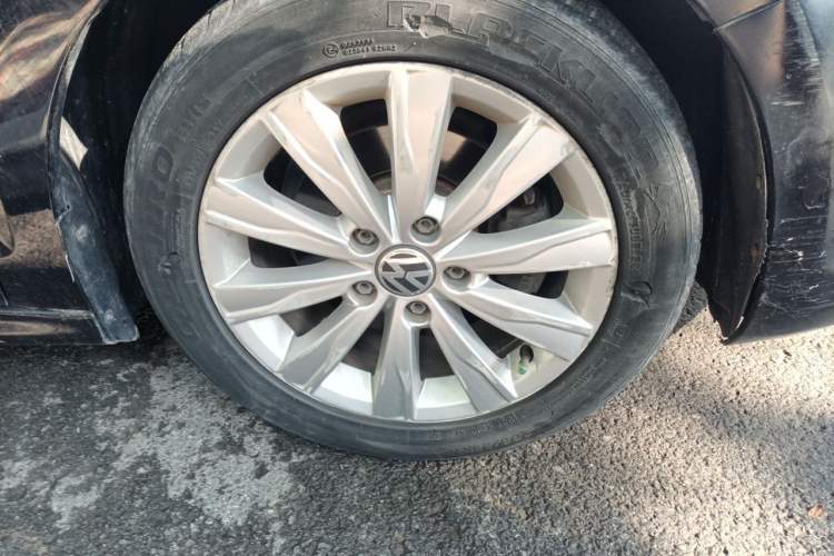 Used Volkswagen Sagitar 2014 1.6L Manual Comfort Model Right Front Wheel Hub