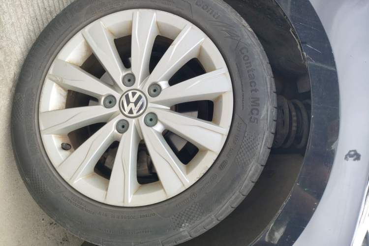 Used Volkswagen Sagitar 2014 1.6L Automatic Comfort Model Right Front Wheel Hub