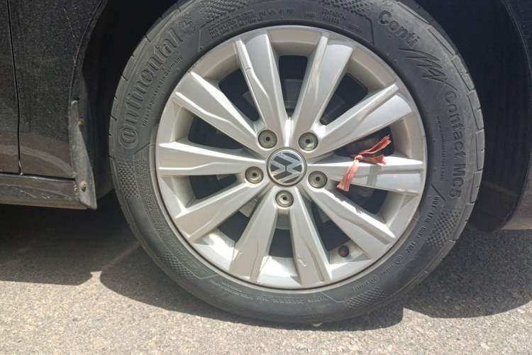 Used Volkswagen Sagitar 2014 1.6L Automatic Comfort Model Right Front Wheel Hub