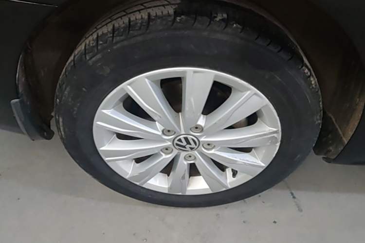 Used Volkswagen Sagitar 2014 Revised Version 1.4TSI Automatic Luxury Edition Right Rear Wheel Hub